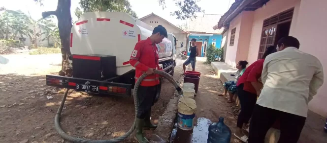 
					Relawan PMI Kota Depok melakukan distribusi air bersih ke wilayah Tapos, Rabu (13/09/23). (Foto dok. PMI Depok)