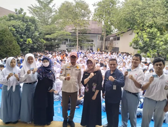 
					Foto: JD 05/Diskominfo Wakil Wali Kota Depok, Imam Budi Hartono didampingi Kepala Disdukcapil Kota Depok, Nuraeni Widayatti menyerahkan e-KTP kepada pelajar di SMA Negeri 12 Depok, Selasa (19/09/23).