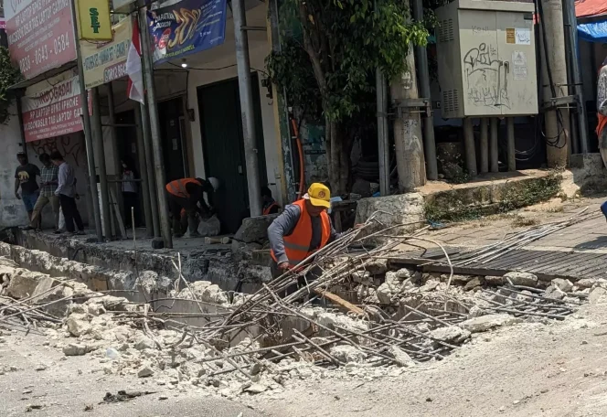 
					Pekerja mulai melakukan pembongkaran trotoar eksisting di Jalan Margonda, Kecamatan Pancoran Mas, Selasa (12/08/23). (Foto by Muadz)