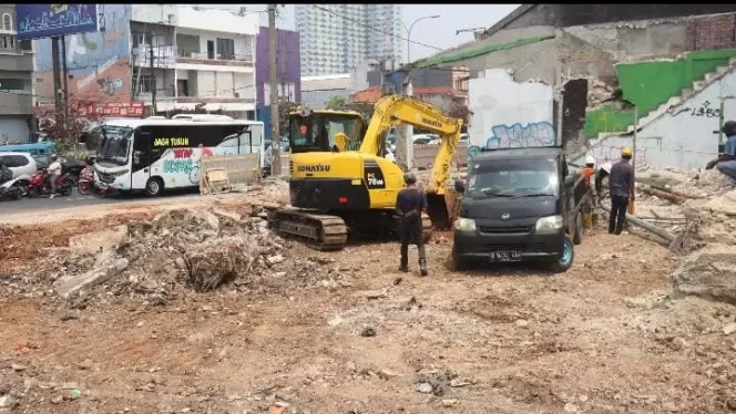 
					Pekerjaan pelebaran Simpang Ramanda Kelurahan Depok, Kecamatan Panmas, Jumat (08/09/23). (Foto Diskominfo)