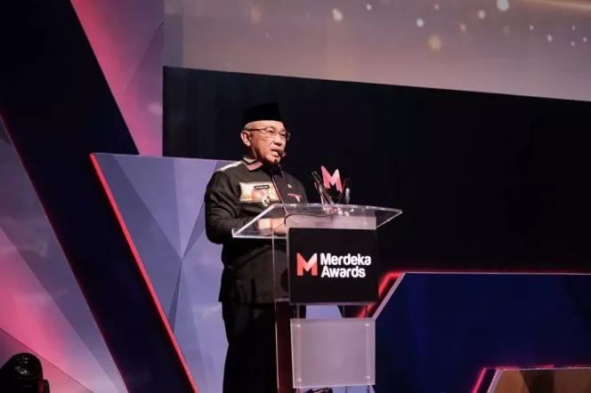 
					Wali Kota Depok, Mohammad Idris saat menerima penghargaan Merdeka Award 2023 kategori Program Reformasi Birokrasi dari Merdeka.com di SCTV Tower, Jakarta, Rabu (30/08/2023). (Foto : JD01/Diskominfo)