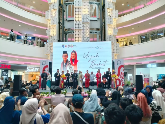 
					Foto: JD 05/Diskominfo. Para peserta Apresiasi Duta GenRe dan Ajang Kreatifitas (Adujak) Remaja 2023 bersiap untuk menampilkan bakat yang mereka miliki, di Atrium Mal Pesona Square, Minggu (08/10/23).