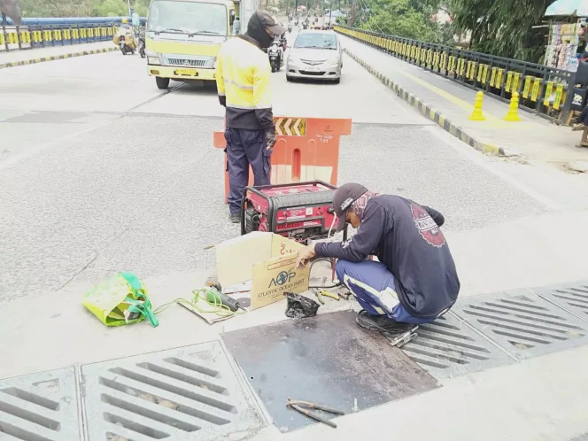 
					Satgas DPUPR Kota Depok melakukan penggantian grill yang rusak di Jalan Grand Depok City (GDC), Kelurahan Tirtajaya, Kecamatan Sukmajaya, kemarin (10/10/2023). (Foto:Dok.DPUPR Kota Depok)