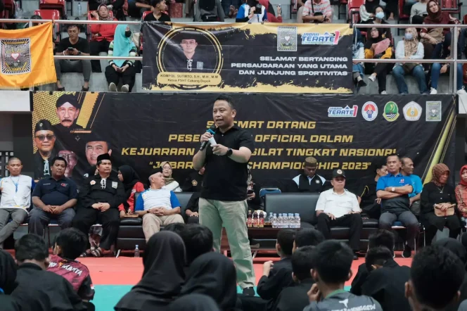 
					Sekda Depok, Supian Suri saat memberikan sambutan sebelum membuka Kejuaraan Pencak Silat Tingkat Nasional, Jawa Barat (Jabar) Terate Championship I di Gelanggang Olahraga (GOR) Kota Depok di kawasan Grand Depok City (GDC), Sabtu (30/09/23). (Foto : JD01/Diskominfo Depok)