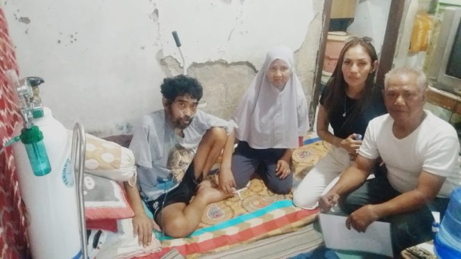 
					Cut Afrida Yani Turun Langsung Beri Bantuan Alat Kesehatan Ke Warga RW.20 Bojong Lio Abadijaya