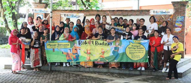 
					Komunitas Bakul Budaya Memeriahkan Hari Santri Nasional 2023 dengan Aksi Menari Massal Menggunakan Sarung