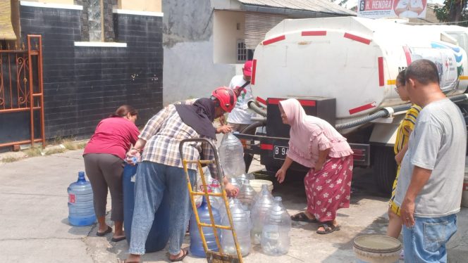 
					6 Kelurahan terdampak kekeringan. Pemkot Depok berikan Air Gratis