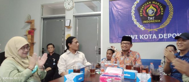 
					Ketua DPRD Kota Depok, HTM Yusufsyah Putra, Tanam Pohon dan Deklarasikan Pemilu Damai di Kantor PWI Depok