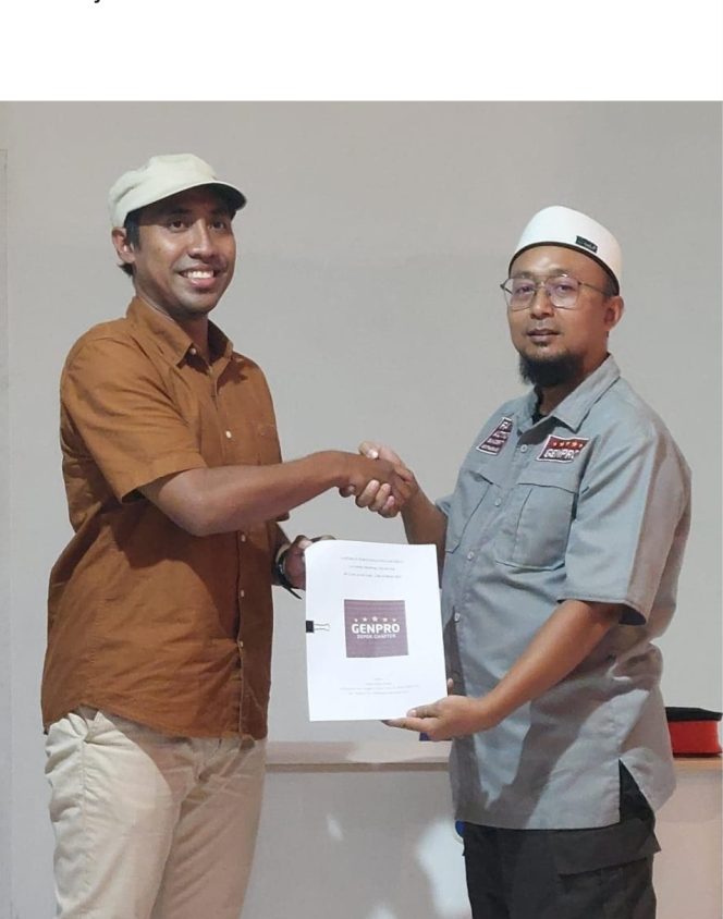 
					Bang Syihan Ismail (kanan) dan Mas Tio saat serah terima jabatan ketua GENPRO Depok