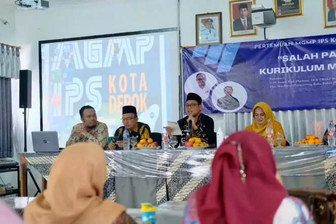 
					Wakil Wali Kota Depok, Imam Budi Hartono saat memberikan sambutan pada kegiatan MGMP IPS Kota Depok di Aula SMPN 3 Depok, Senin (02/10/23). (Foto:JD04/ Diskominfo Depok).