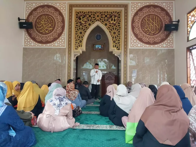 
					Sekda Kota Depok, Supian Suri saat memberikan sambutan pada peringatan Maulid Nabi Muhammad 1445 Hijriah di Musala Al-Mukhlisin RW 01, Kelurahan Harjamukti, Jumat (13/10/23). (Foto : Diskominfo Depok).