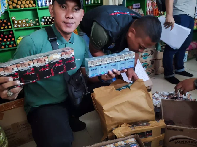 
					Satpol PP Kota Depok bersama bea cukai melakukan operasi bea cukai ilegal hasil tembakau di Kota Depok. ( Foto : Satpol PP Depok)