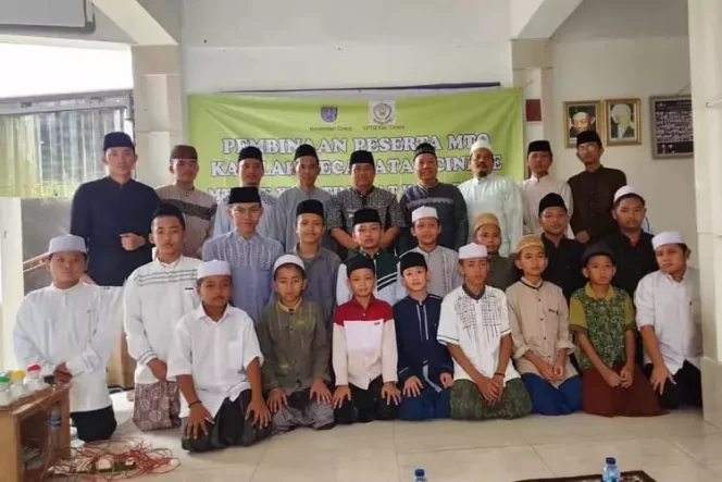 
					Camat Cinere, Mursalim saat foto bersama dengan kafila yang akan berjuang pada MTQ Tingkat Kota Tahun 2023. (Foto : Dokumentasi Camat Cinere).