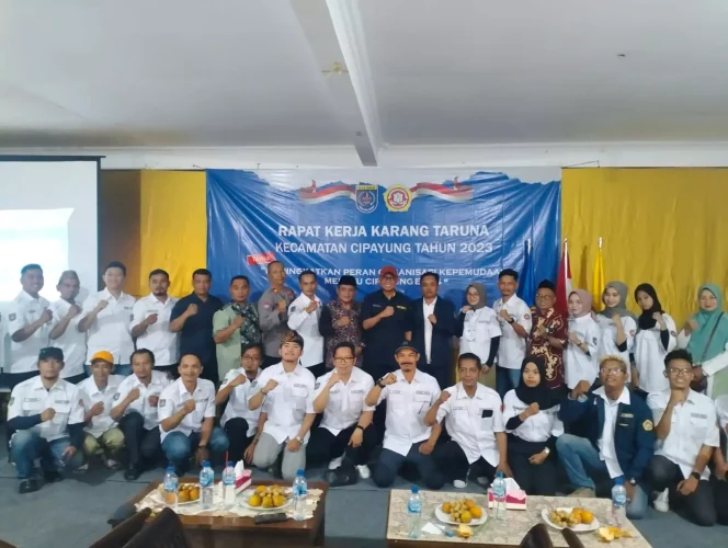 
					Wakil Wali Kota Depok, Imam Budi Hartono, Camat Cipayung, Hasan Nurdin, dan para lurah bersama seluruh pengurus Karang Taruna Kecamatan Cipayung berfoto bersama sebelum pelaksanaan Raker, di Taman Wisata Pasir Putih, Kecamatan Sawangan, Sabtu (14/10/23). (Foto: JD 05/Diskominfo Depok).