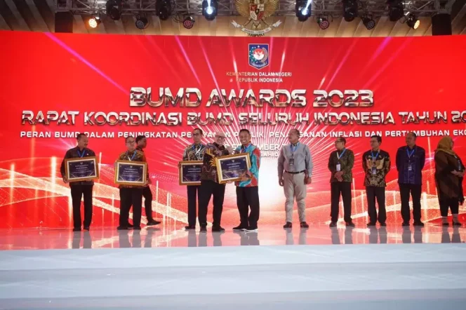 
					Sekretaris Daerah (Sekda) Kota Depok, Supian Suri menerima langsung penghargaan BUMD Awards di Hotel Grand Sahid Jakarta, Jumat malam (29/9/2023). (Foto: Humas Depok)