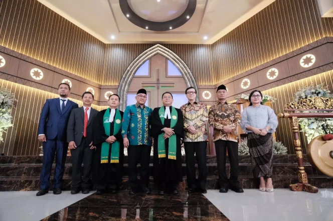 
					Wali Kota Depok, Mohammad Idris (empat dari kiri) bersama Menteri Koordinator Bidang Pembangunan Manusia dan Kebudayaan Republik Indonesia (Menko PMK RI), Muhadjir Effendy (dua dari kanan) dan Menteri Hukum dan Hak Asasi Manusia Republik Indonesia (Menkumham RI) Yasonna H. Laoly (tiga dari kanan) meresmikan Gereja BNKP Jemaat Depok Resort 45, di Jalan Flamboyan, Kelurahan Depok, Kecamatan Pancoran Mas, Minggu (08/10/23). (Foto: JD 01/Diskominfo).