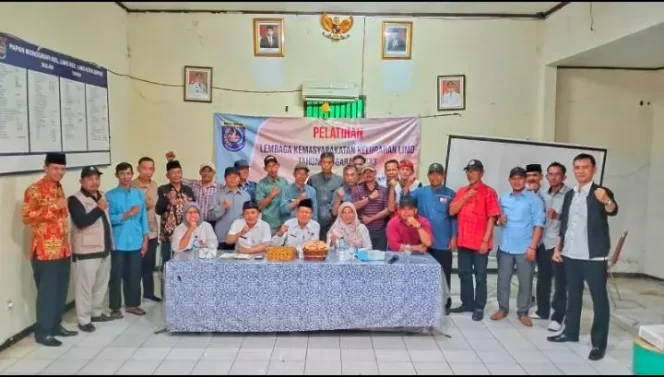 
					Peserta pelatihan lembaga kemasyarakatan saat foto bersama dengan narasumber dan lurah. (Foto : Dokumentasi Lurah Limo).