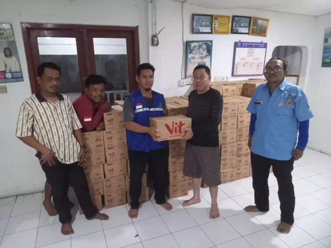 
					Penyerahan bantuan air minum untuk warga terdampak kekeringan di RW 13, Kelurahan Depok, Kecamatan Pancoran Mas oleh Dinsos Kota Depok. (Foto: Dok. Dinsos Depok).