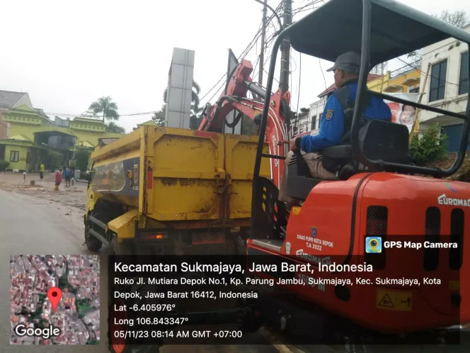 
					Satgas DPUPR Kota Depok melakukan penanganan longsor di Ruko Perumahan Mutiara Depok, Kecamatan Sukmajaya, Minggu (05/11/23). (Foto:Dok,DPUPR)