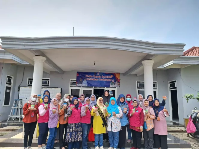 
					Ketua TP PKK Kecamatan Sukmajaya, Dede Nurlaela Wiyana (tengah, pakaian kuning) bersama Ocan Bananas. (Foto: Dokumentasi PKK Kecamatan Sukmajaya)