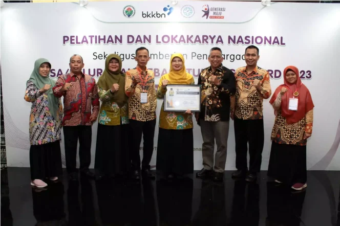 
					Kepala Dinkes Kota Depok, Mary Liziawati (tengah) bersama unsur Kelurahan Jatimulya dan Satpol PP Kota Depok usai menerima penghargaan di Hotel Sahid Raya Yogyakarta, Senin (13/11/23). (Foto: Dokumentasi Dinkes Depok)