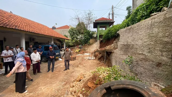
					Wakil Wali Kota Depok, Imam Budi Hartono (kedua dari kanan) menyambangi lokasi longsor di Jalan Betawi Ora RT 03 RW 08, Kelurahan Duren seribu (Duser), Kecamatan Bojongsari, Selasa (07/11/2023). (Foto: Diskominfo Depok)