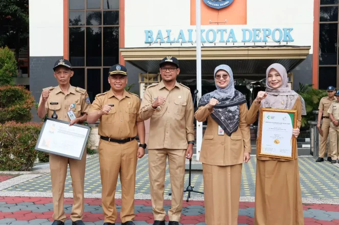 
					Foto: JD 04/Diskominfo Wakil Wali Kota Depok, Imam Budi Hartono (tengah) didampingi Sekda Kota Depok, Supian Suri (dua dari kiri) bersama Kadinkes Mary Liziawati, Lurah Jatimulya dan Direktur RSUD ASA disela-sela Apel Pagi di Balai Kota Depok, Senin (20/11/23).