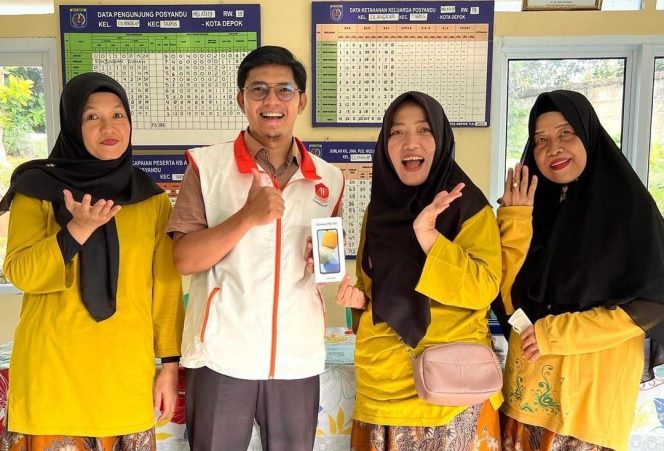 
					Tim Ade Firmansyah Berikan Ponsel Pintar Kepada Kader Posyandu Melati di Cilangkap