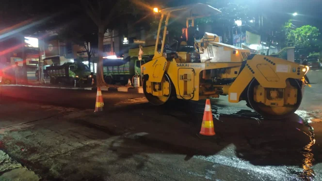 
					Proses pengaspalan layer pertama di Jalan M. Yusuf Kelurahan Mekarjaya, Kecamatan Sukmajaya oleh DPUPR Kota Depok, Selasa (07/11/23). (Foto:Dok.DPUPR)