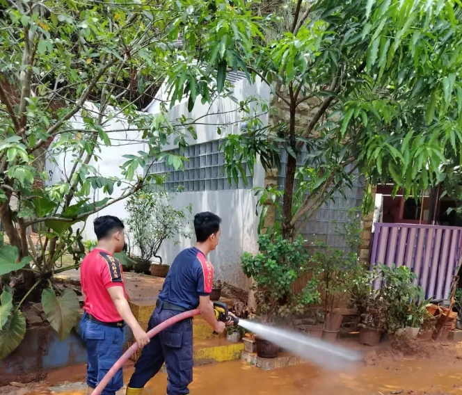 
					Petugas Damkar saat melakukan penyemprotan jalan perumahan pasca banjir. (Foto: Dokumentasi Damkar Depok)