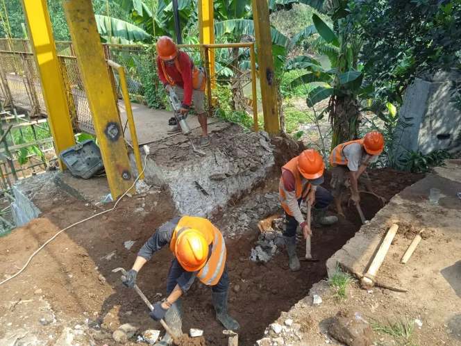 
					Sejumlah pekerja sedang membongkar Jembatan Kuning eksisting di Jalan Ceplik Kelurahan Ratujaya, Kecamatan Cipayung, Kamis (09/11/23).
