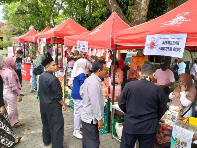 
					Foto: JD 05/Diskominfo. Pengunjung memadati area bazzar UMKM Mandiri Pancoran Mas di Halaman Gedung Dekranasda Balai Kota Depok, Kamis (2/11/23).