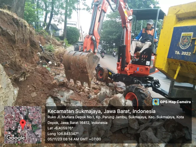 
					Satgas DPUPR saat melakukan penanganan longsor di depan Perumahan Mutiara Depok, Jalan Tole Iskandar, Sukmajaya, Minggu (05/11/23)