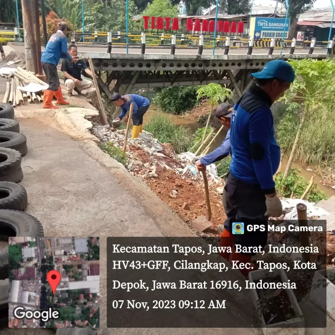 
					Satgas DPUPR melakukan penanganan longsor di Kali Baru, Jalan Raya Jakarta-Bogor Kelurahan Cilangkap, Kecamatan Tapos, Selasa (07/11/23). (Foto:Dok.DPUPR)