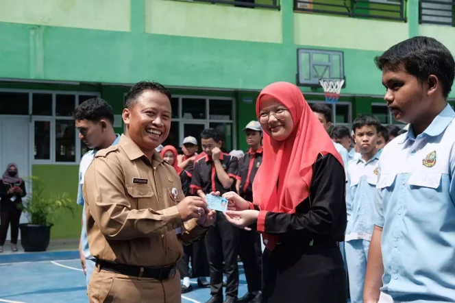 
					Sekda Kota Depok, Supian Suri menyerahkan E-KTP kepada siswa SMK Citra Negara Depok, Senin (06/11/23). (Foto: JD04/Diskominfo Depok)