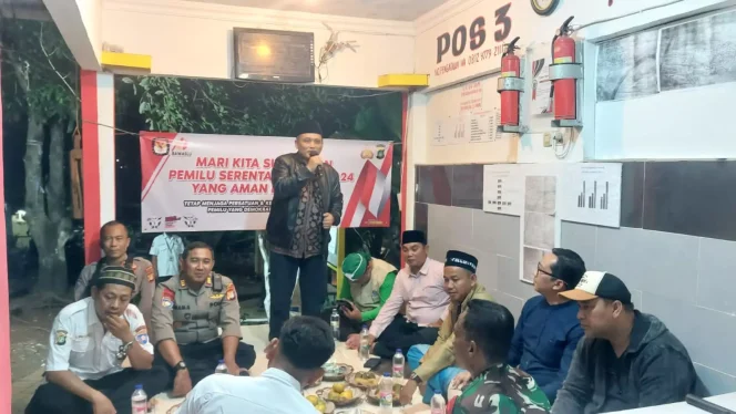 
					Foto: Dokumentasi Kecamatan Cipayung. Camat Cipayung, Hasan Nurdin sedang memberikan sambutan pada acara penilaian Pos Kamling di RT 003 RW 006, Kelurahan Ratujaya, Kecamatan Cipayung, pekan lalu.