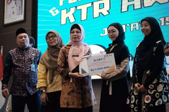 
					Staff Ahli Wali Kota Depok Bidang Sumber Daya Manusia (SDM) dan Kemasyarakatan, Diah Sadiah saat memberikan hadiah kepada pemenang lomba pada acara Festival Remaja Sehat dan Kawasan Tanpa Rokok (KTR) Award Tahun 2023 di Gedung Serbaguna Aula Lantai 10 Gedung Dibaleka II, Jumat (15/12/23). (Foto: JD01/Diskominfo Depok)