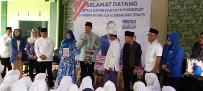 
					Ketum Partai Demokrat AHY Ajak Silaturahim Warga Pondok Pesantren Al-Qur’an Bani Syahid, Bukan Kampanye Politik