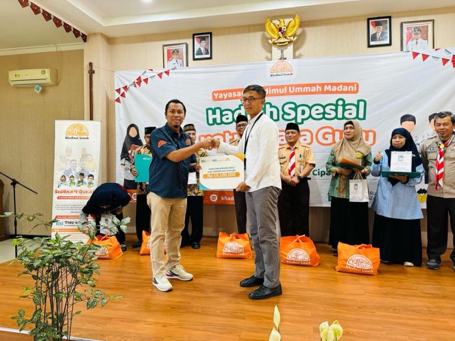 
					Kerjasama Dengan BSI, Yayasan Khadimul Ummah Madani Berikan Bantuan Pada Para Guru Honorer