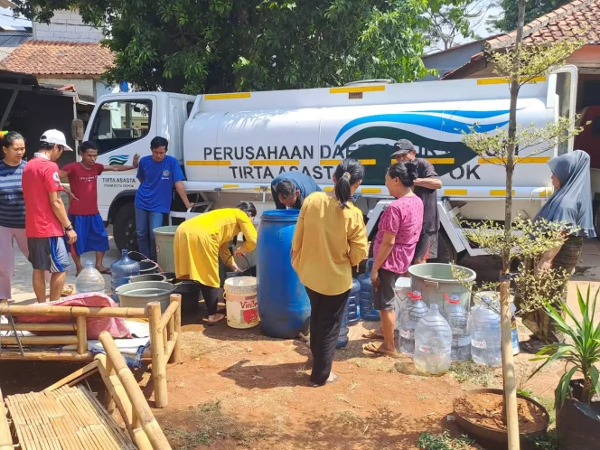 
					Warga Depok saat mengantri air bersih truk tanki PT Tirta Asasta. (Foto : PT Tirta Asasta)