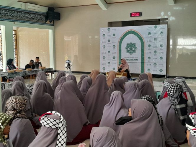 
					Hadiri Khataman di Pesantren Qiblatain, Iin Nur Fatinah : Menjadi Manusia Terbaik yang Dekat Dengan Al-Quran