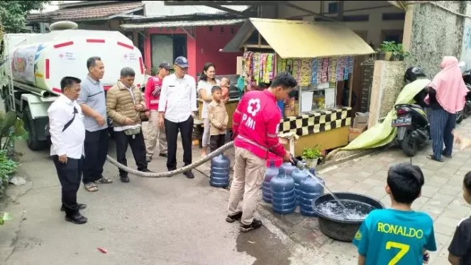 
					Pendistribusian air bersih di sejumlah RW di Kelurahan Limo. (Foto : Dokumentasi Kelurahan Limo)