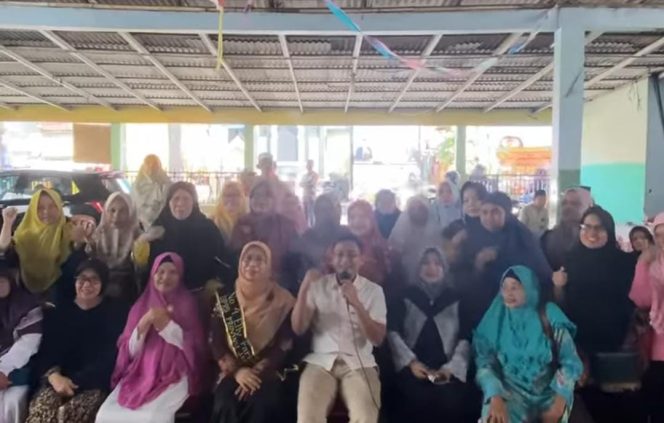 
					Ade Supriyatna dan Elly Farida Sapa Masyarakat Cisalak Pasar