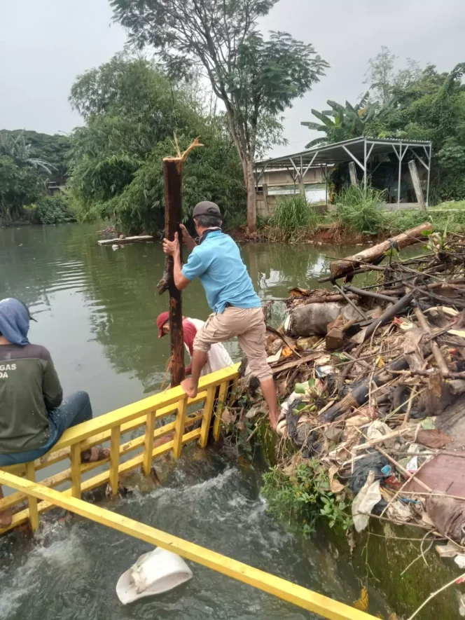 
					Satgas DPUPR Kota Depok Evakuasi Batang Pohon di Situ Pengarengan