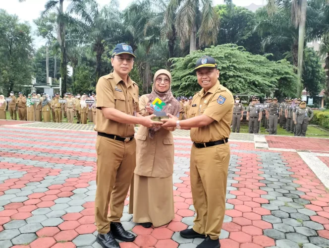 
					Foto: JD 05/Diskominfo. Sekda Kota Depok, Supian Suri (kanan) menyerahkan piala penghargaan Inovasi Pendanaan Pembangunan Kompetitif (IP2K) dari Provinsi Jawa Barat Tahun Anggaran 2024 kepada Kepala Bappeda Kota Depok, Dadang Wihana (kiri) dan Kepala DKP3 Kota Depok, Widyati Riyandini saat apel pagi lingkup ASN, di Halaman Balai Kota, Senin (29/01/24).