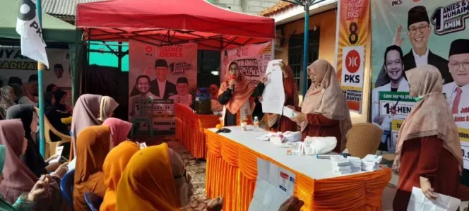 
					Iin Nur Fatinah Lakukan Simulasi Pencoblosan di RW 01 Sukmajaya