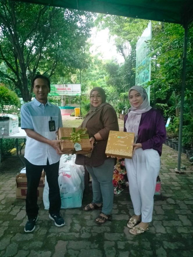 
					PT Pegadaian Area  Senen bagikan Bingkisan Hari Raya kepada Bank Sampah Binaan menjelang Idul Fitri 1445