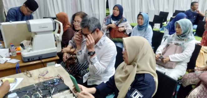 
					Alumni SMP 57 angkatan 92 Giat Periksa Mata dan Berbagi 400 Kacamata Baca Gratis