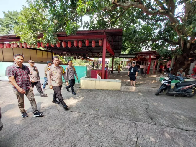 
					Pastikan Situasi Kondusif, Kapolres Metro Depok Tinjau Perayaan Waisak di Vihara Gayatri