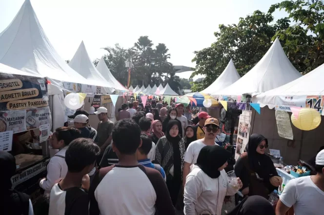 
					Warga Padati Taman Alun-Alun, Wakil Wali Kota : Lebaran Depok Semakin Dikenal